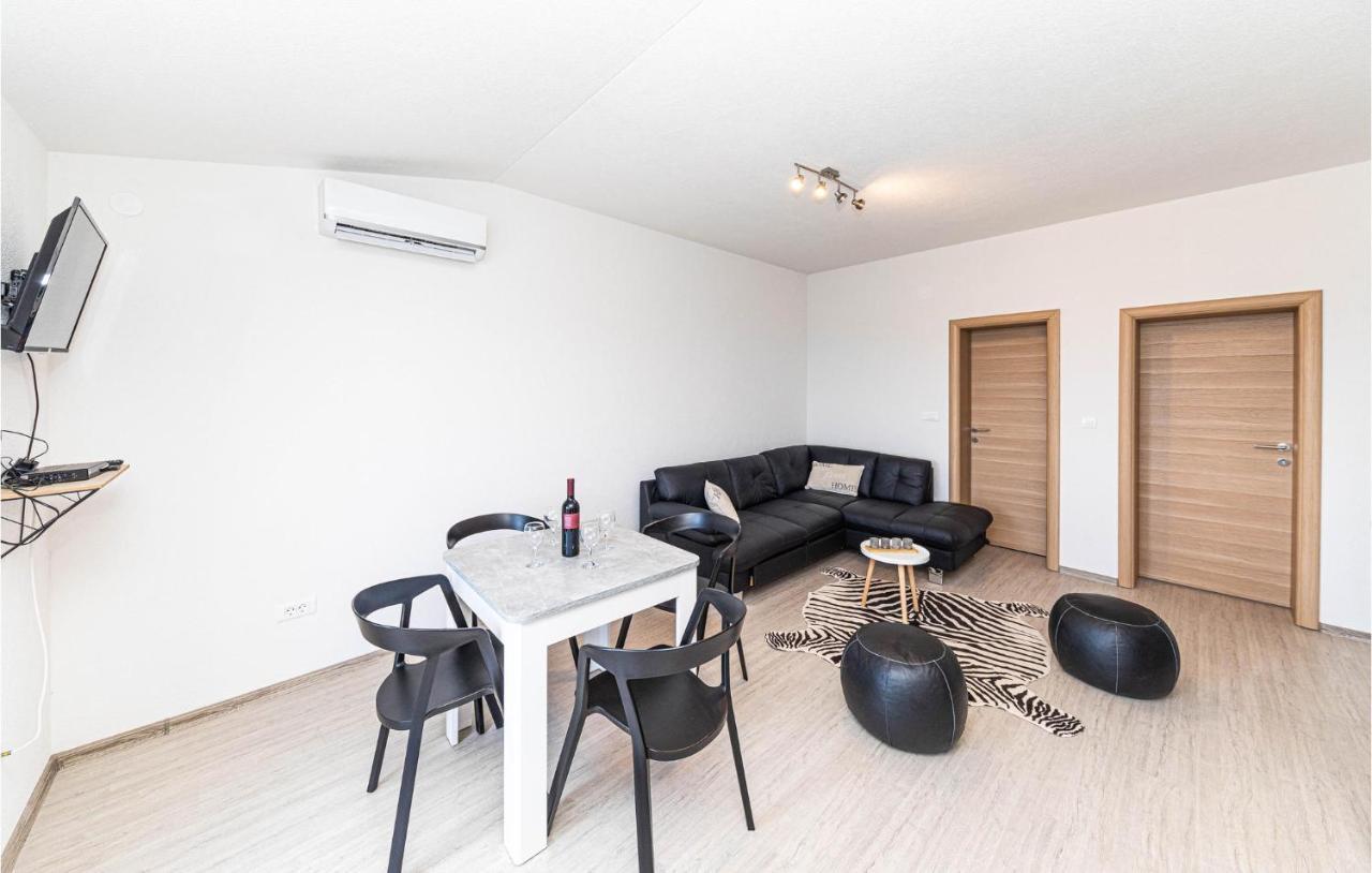Stunning Apartment In Kastel Luksic With Wifi Каштела Экстерьер фото