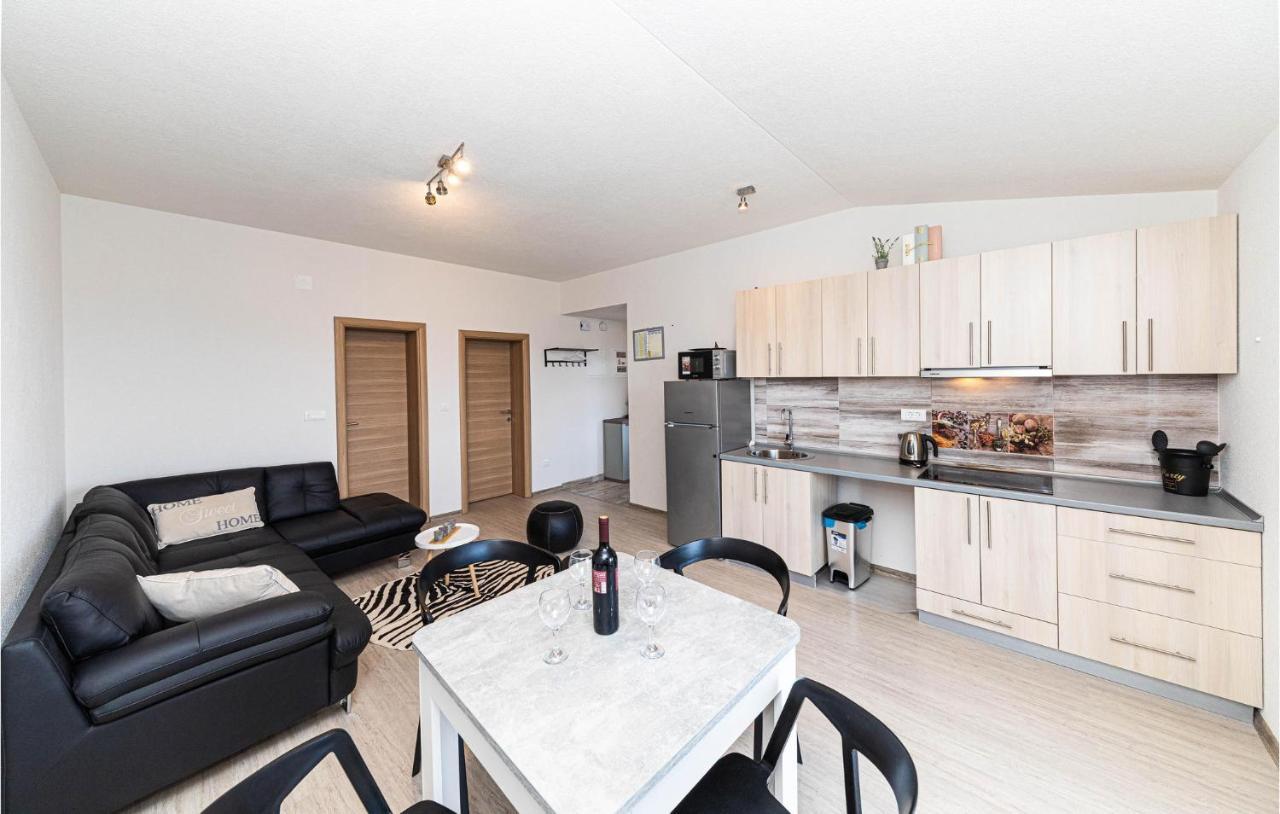 Stunning Apartment In Kastel Luksic With Wifi Каштела Экстерьер фото
