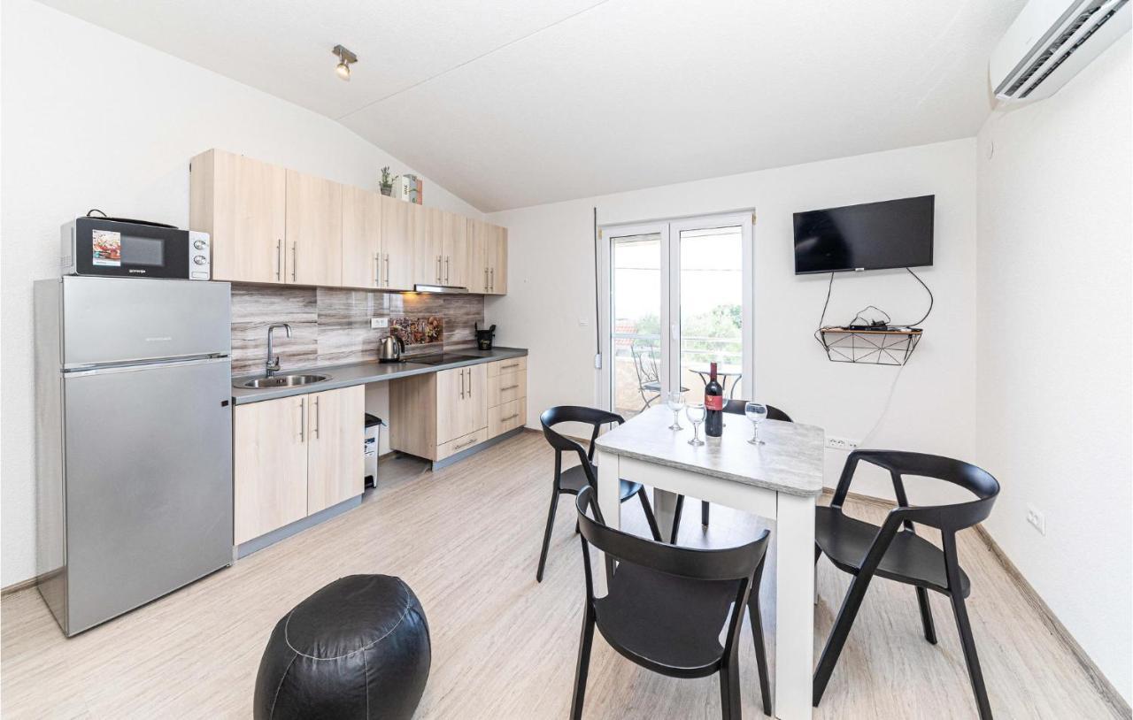 Stunning Apartment In Kastel Luksic With Wifi Каштела Экстерьер фото