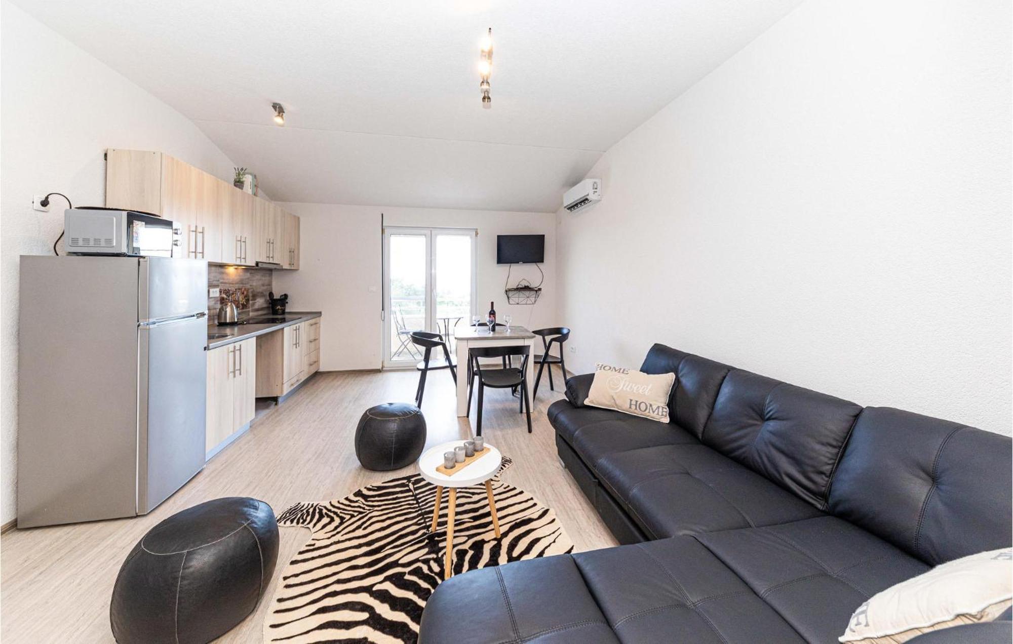Stunning Apartment In Kastel Luksic With Wifi Каштела Экстерьер фото